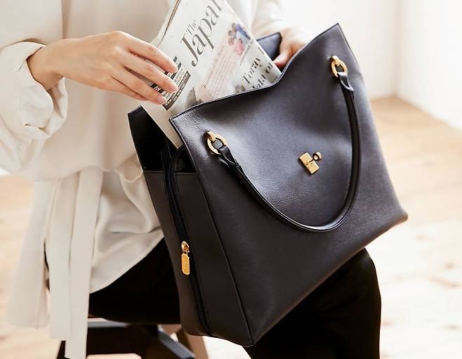 다카이치 사나에 일본 총리가 애용하는 ‘하마노(Hamano·濱野) 피혁공예’의 그레이스 딜라이트 토트(Grace Delight Tote) 가방. /하마노 제공