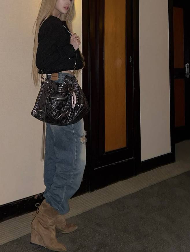 앵클 부츠힐에 데님 진을 넣어 마무리한 키스오브라이프 벨. 인스타그램 @kissoflife_s2