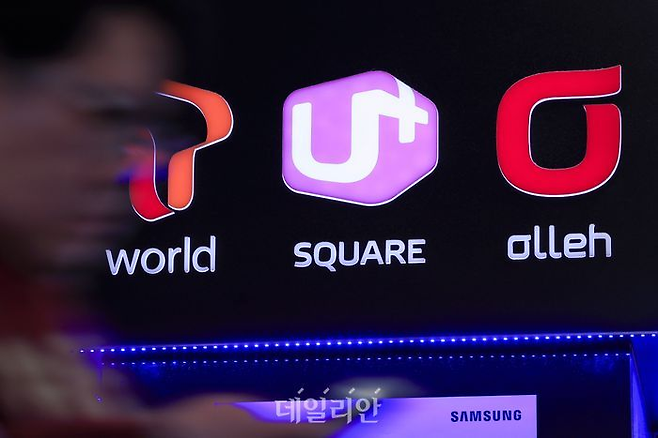 서울 시내 전자상가 휴대폰 판매점에 붙은 이동통신 3사 로고. ⓒ연합뉴스