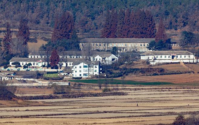 경기도 파주시 오두산 통일전망대에서 바라본 북한 황해북도 개풍군 마을 모습. 2025.11.18/뉴스1