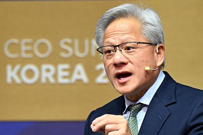 젠슨 황 엔비디아 최고경영자(CEO)가 31일 경북 경주예술의전당에서 열린 아시아태평양경제협의체(APEC) CEO 서밋에서 특별세션 기조연설을 하고 있다. (공동취재) 2025.10.31 [경주=뉴시스]