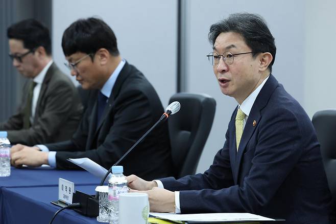 이억원(오른쪽) 금융위원회 위원장이 20일 오전 서울 중구 여신금융협회에서 열린 금융위원장-여신전문금융업권 CEO 간담회에서 발언하고 있다. 2025.11.20 뉴시스