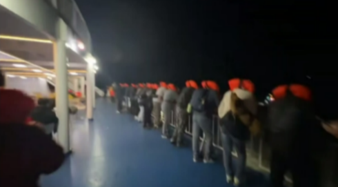 19일 오후 8시 16분쯤 전남 신안군 장산면 족도에 260여명이 탑승한 여객선이 좌초됐다. 사진출처 SNS