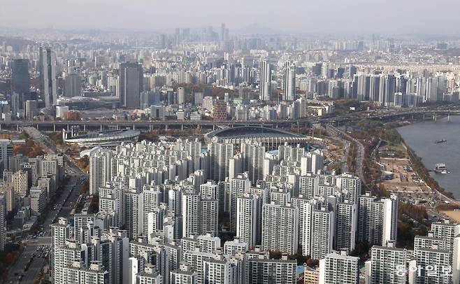 서울 송파구 잠실의 재건축이 끝난 아파트들이 시그니엘 서울에서 보이고 있다. 변영욱 기자 cut@donga.com