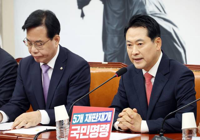 장동혁(오른쪽) 국민의힘 당대표가 20일 국회 본청에서 열린 당 최고위원회의에서 발언하고 있다.<연합뉴스 사진>