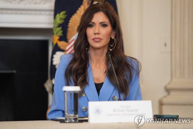 미국의 크리스티 놈 국토안보부 장관은 최근 워싱턴에서 유행하는 '마라 성형'의 대표적 사례로 꼽히고 있다. /사진=연합뉴스