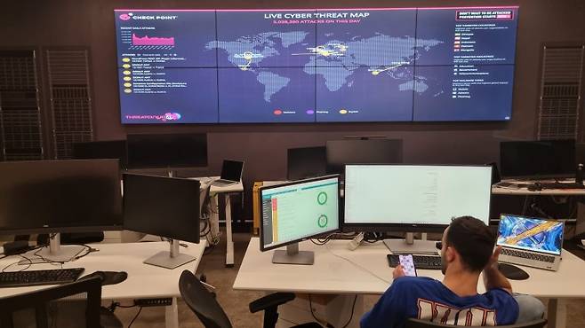 텔아비브 하솔레림 거리에 위치한 글로벌 보안기업 체크포인트에서 대형 '글로벌 사이버 테러 위협 지도' 전광판을 한 직원이 살펴보고 있다. 전광판은 실시간 수치와 내용이 계속 업데이트되면서 사이버 테러 위협 현황을 전달하고 있다. 전광판 위편에는 13일 오전 현재 503만8380건의 사이버 공격이 감지되고 있음을 알리고 있었다. 사진=이석우 기자