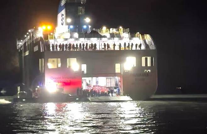 19일 밤 8시17분께 전남 신안군 장산면 장산도 인근 남방 족도 해상에서 좌초된 2만6천톤급 퀸제누비아2호 탑승객들이 구조를 기다리고 있다. 연합뉴스