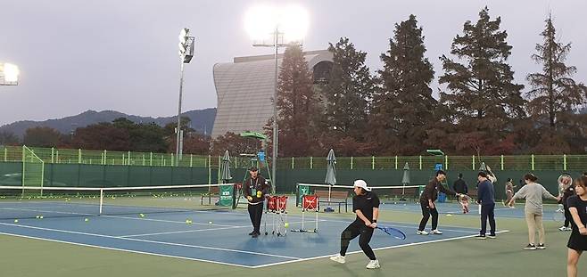 지난 8일 경상북도 김천종합스포츠타운 실외테니스장에서 열린 ‘원포인트 레슨’ 모습. 남지은 기자