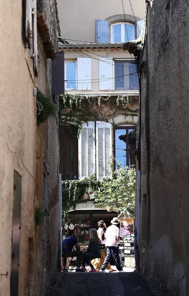 루르마랭 마을 골목 곳곳엔 아기자기한 가게부터 우아한 소품숍까지 다채로운 볼거리가 넘친다. 박미향 기자