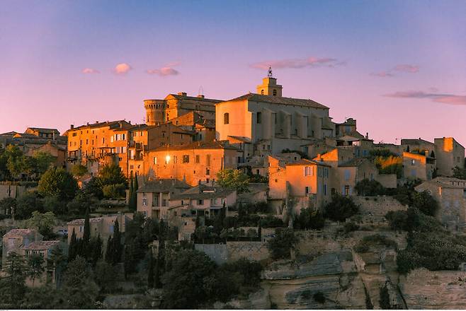 뤼베롱 고르드 들머리에 있는 ‘뷰 포인트’에서 보이는 마을 풍경. 프랑스관광청 제공 ©HOCQUEL A, VPA