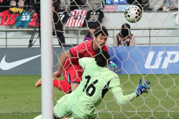 홍명보호의 이태석이 18일 서울월드컵경기장에서 열린 가나와 평가전에서 골을 넣고 있다. 연합뉴스