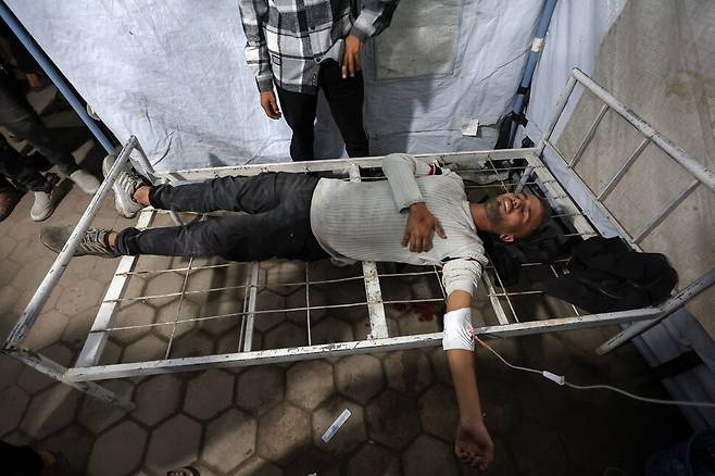 19일(현지시각) 가자지구 가자시티 아흘리아랍병원에서 한 팔레스타인 주민이 치료를 받고 있다. 로이터 연합뉴스