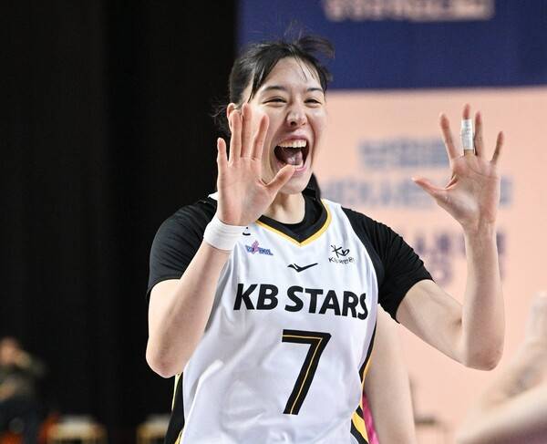 지난 19일 용인 삼성생명과 치른 복귀전에서 활약 모습. 한국여자농구연맹 제공