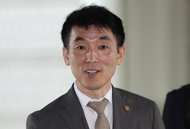 김용현 전 국방부장관에 대한 구속영장 심문이 진행된 지난 6월25일 서초구 서울중앙지방법원에서 김 전 장관의 변호인인 이하상 변호사가 취재진에게 입장을 밝히고 있다. 연합뉴스