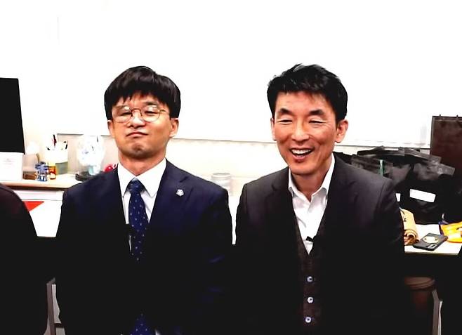 19일 석방 뒤 유튜브 방송 중인 이하상 변호사(오른쪽). 유튜브 채널 ‘진격의 변호사들’ 갈무리
