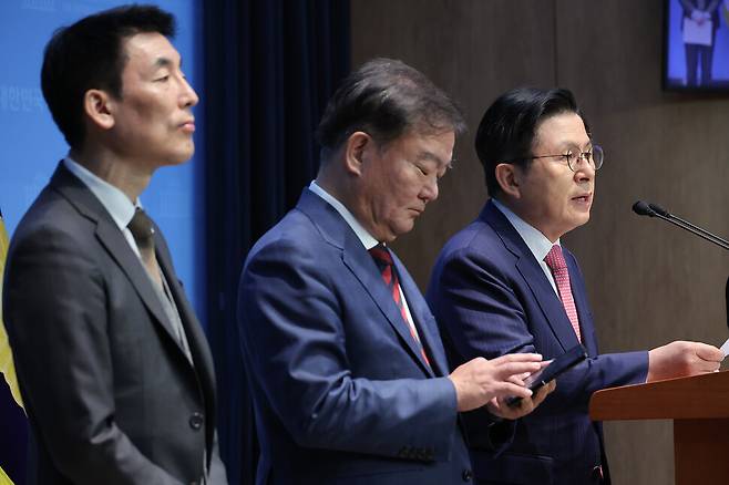 황교안 전 국무총리(오른쪽부터), 민경욱 전 의원, 김용현 전 국방부 장관의 변호인인 이하상 변호사가 지난 2월14일 서울 여의도 국회에서 비상계엄과 부정선거와 관련한 입장 발표 기자회견을 하고 있다. 연합뉴스