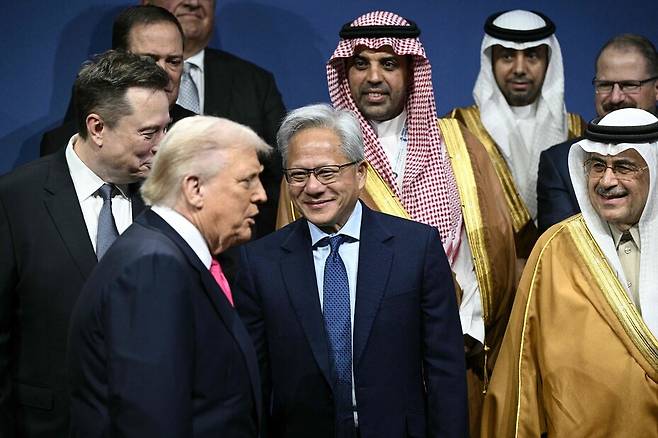 19일 미국 워싱턴 케네디센터에서 열린 미·사우디 투자포럼에서 도널드 트럼프 대통령이 일론 머스크 테슬라 최고경영자(왼쪽), 젠슨 황 엔비디아 최고경영자(가운데) 앞을 지나가고 있다. AFP연합뉴스