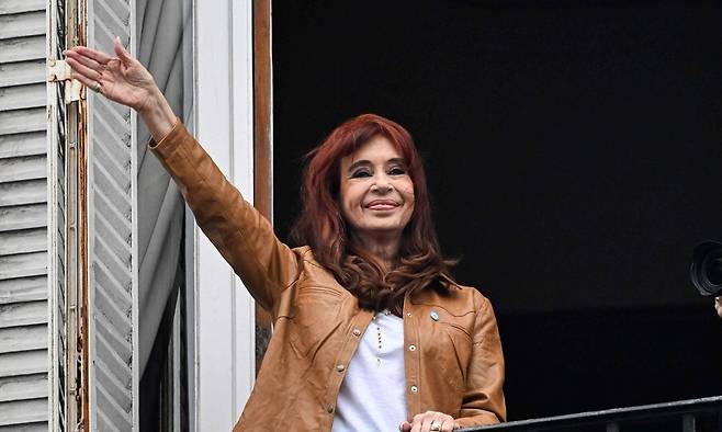 크리스티나 페르난데스 전 대통령이 지난 9월20일 아르헨티나 부에노스아이레스 자택 발코니에서 가택 연금 100일을 맞아 지지자들에게 손을 흔들고 있다. AFP 연합뉴스