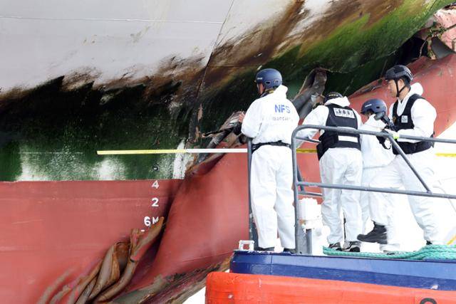 20일 전남 목포시 삼학부두에서 해경과 국과수가 2만6천t급 여객선 퀸제누비아2호에 대한 감식을 하고 있다. 연합뉴스