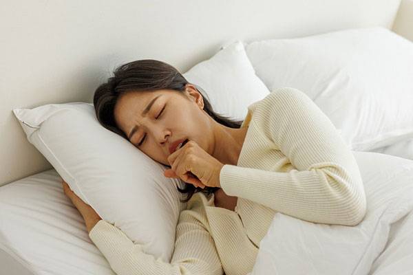 밤 기침을 완화하고 싶다면 물을 많이 마시거나 꿀물을 마시는 게 도움이 될 수 있다./사진=클립아트코리아