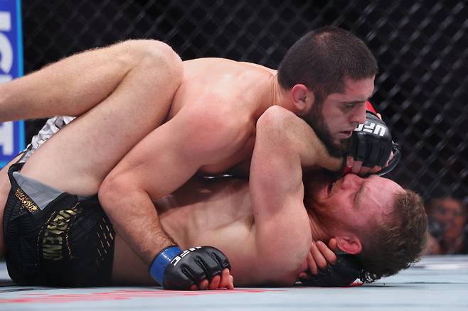 이슬람 마카체프(위)와 잭 델라 마달레나. 사진=로이터 연합뉴스