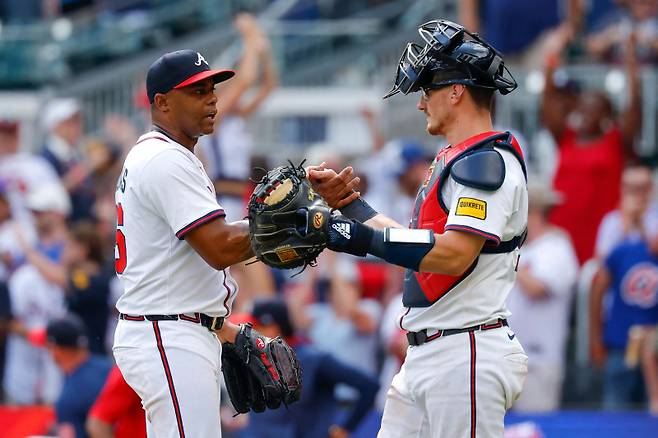 <yonhap photo-1956=""> ATLANTA, GEORGIA - AUGUST 24: Raisel Iglesias #26 reacts with Sean Murphy #12 of the Atlanta Braves following the 4-3 victory over the New York Mets at Truist Park on August 24, 2025 in Atlanta, Georgia. Todd Kirkland/Getty Images/AFP (Photo by Todd Kirkland / GETTY IMAGES NORTH AMERICA / Getty Images via AFP)/2025-08-25 06:03:59/ <저작권자 ⓒ 1980-2025 ㈜연합뉴스. 무단 전재 재배포 금지, AI 학습 및 활용 금지></yonhap>