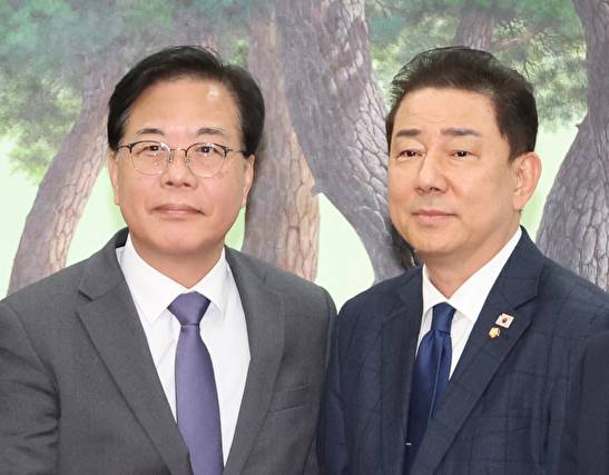 더불어민주당 김병기 원내대표와 국민의힘 송언석 원내대표가 18일 서울 여의도 국회에서 회동하고 있다.왼쪽부터 국민의힘 유상범 원내운영수석부대표·송언석 원내대표, 더불어민주당 김병기 원내대표·문진석 원내운영수석부대표. [사진=연합뉴스]