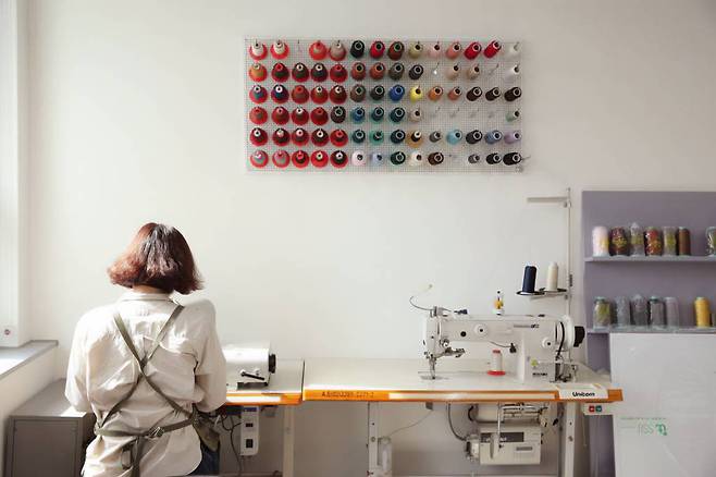 최주경 공방비록 대표와 작업실 / 출처=공방비록