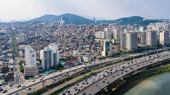 10·15 부동산 대책 이후 재건축이 규제의 집중포화를 맞으면서 재개발이 반사이익을 볼 거란 관측이 나온다. 한강변 입지인 서울 용산구 한남뉴타운 2~4구역 전경. 사진 서울시
