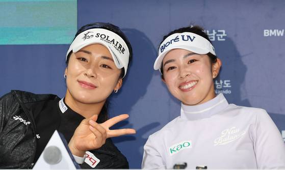 BMW 레이디스 챔피언십 2025 미디어데이에서 포즈를 취한 윤이나와 신인왕 1위 야마시타 미유. 뉴시스