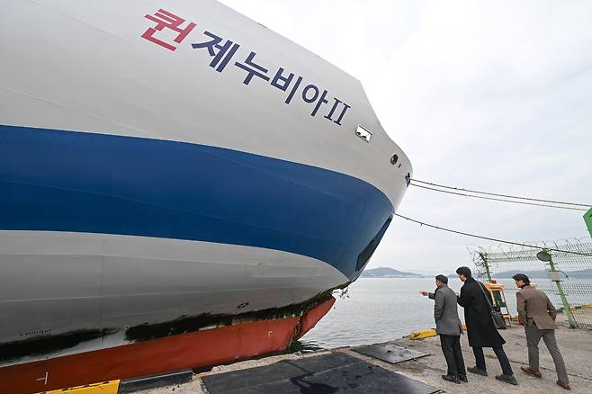 한국해운조합 직원들이 20일 오전 전남 목포시 삼학부두에서 좌초로 인해 선체 하단이 일부 파손된 퀸제누비아2호를 살펴보고 있다. 뉴시스