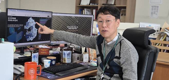 연주훈 경인일보 기자는 종이신문을 편집하다가 지금은 온라인 편집을 하고 있다. 11월7일 경기도 수원시 경인일보 4층 디지털콘텐츠센터에서 연 기자가 자신이 제작한 디지털스페셜에 대해 설명하고 있다. /김성후 선임기자