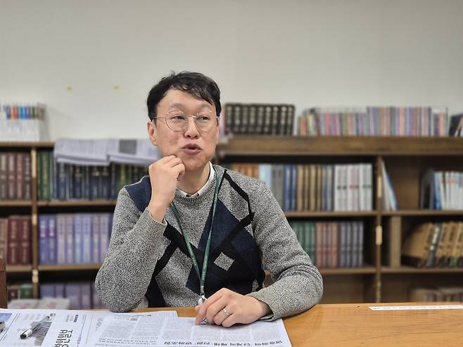 11월7일 오전 경기도 수원시 경인일보 4층 자료실에서 연주훈 경인일보 기자가 기자협회보와 인터뷰하고 있다. 연 기자는 “취재기자가 보컬이고 가사가 노래라면 편집기자는 은은하게 리듬을 깔아주는 베이스 기타 같은 사람”이라고 했다. /김성후 선임기자