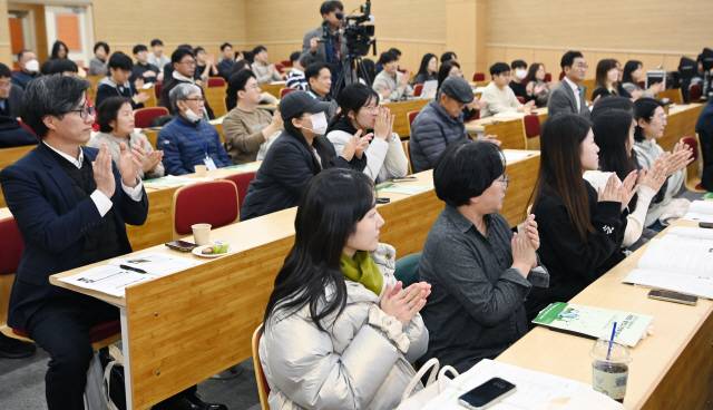 ▲ 18일 강원대 글로벌경영관에서 기후위기 대응을 위한 강원도·춘천시 전략 포럼이 열려  행사장을 찾은 많은 시민들과 학생들이 열띤 토론에 집중하고 있다.  서영 기자