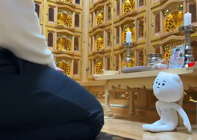 납골당에서 유림이를 바라 보고 있는 부모의 모습