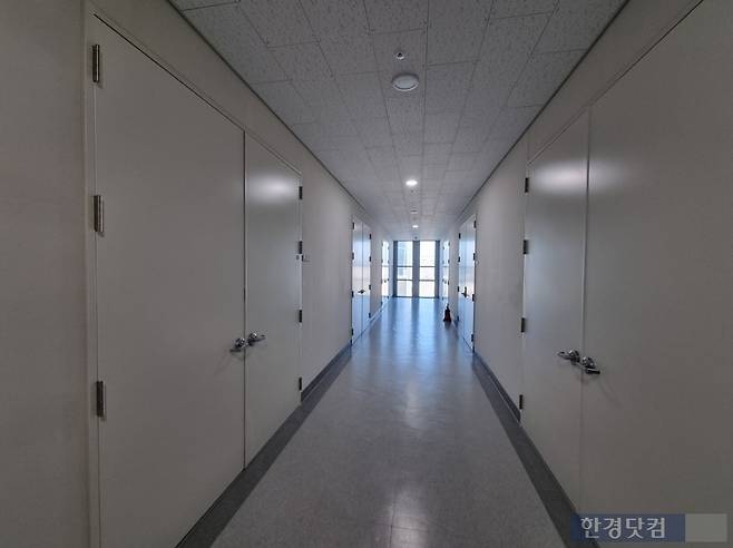 서울에 있는 한 지식산업센터 내 사무실이 공실인 채 닫혀 있는 모습. 사진=한경DB