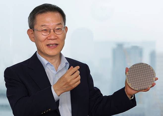 이종호 서울대 교수(전 과학기술정보통신부 장관)이 반도체 웨이퍼를 들고 차세대 반도체 기술을 설명하고 있다. 한경DB