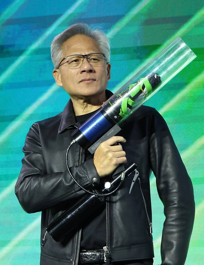 젠슨 황 엔비디아 CEO가 30일 밤 서울 강남구 코엑스광장에서 지포스(GeForce) 한국 25주년을 기념해 열린 '지포스 게이머 페스티벌'에 퍼포먼스건을 들고 있다. / 2025.10.30/뉴스1