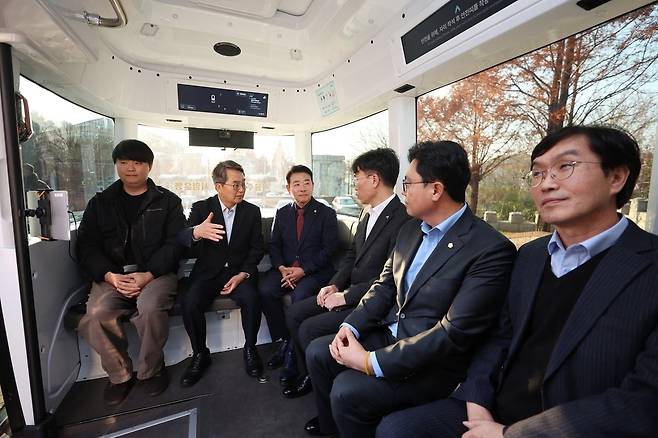 김동연 경기도지사와 관계자들이 무인자율주행차 로이에 탑승하고 있다. 경기도 제공,