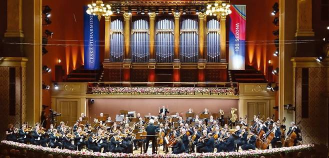 지난 9월 26일 체코 프라하에 있는 극장인 루돌피눔에서 공연한 체코필하모닉. /ⓒ Petra Hajska