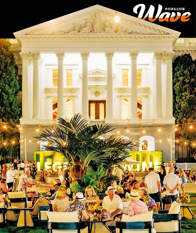 지난 9월 미국 새크라멘토 캘리포니아주 의사당 앞에서 열린 ‘레전드 오브 와인’ 행사에서 참가자들이 와인을 시음하고 있다. 이 행사에서는 지역 와이너리들이 경연을 벌였다.  캘리포니아관광청 제공