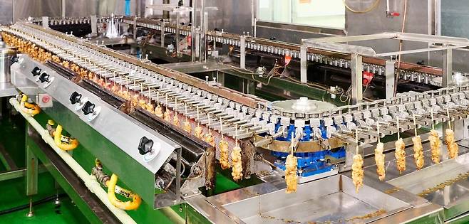 충남 서산에 있는 투다리 제품 생산 공장에서 꼬치구이가 생산되고 있다./사진=투다리 제공