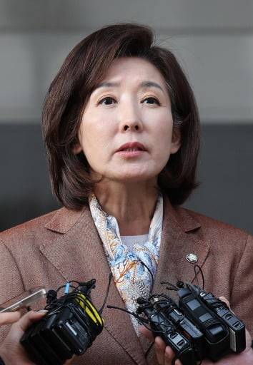 나경원 국민의힘 의원이 20일 서울 양천구 남부지법에서 열린 '자유한국당 패스트트랙(신속처리안건) 충돌 사건' 1심 선고를 마친 뒤 법정을 나서며 심경을 밝히고 있다(뉴스1)
