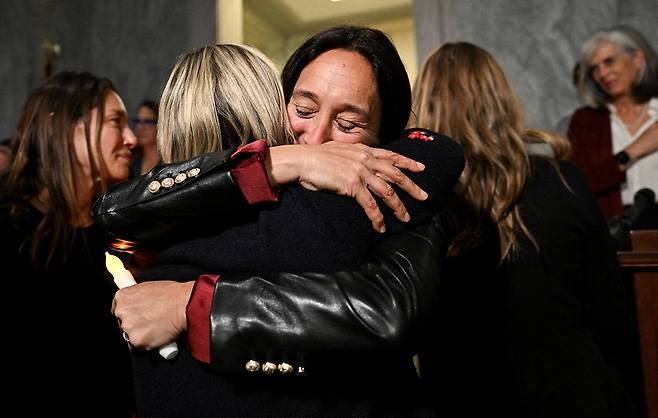 미 하원에서 18일(현지시간) 엡스타인 문건 공개 법안이 통과되자 엡스타인으로부터 성착취를 당했던 생존자들이 서로 얼싸안고 기뻐하고 있다. 로이터연합뉴스