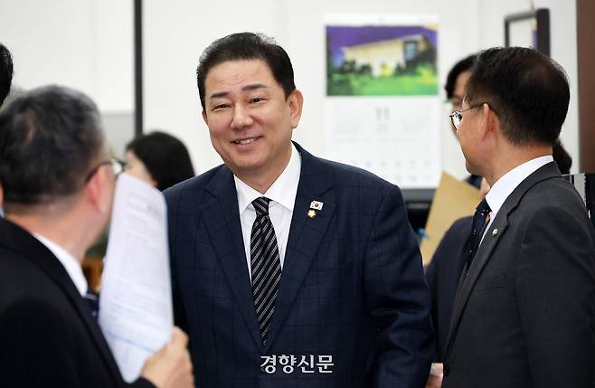 김병기 더불어민주당 원내대표(가운데)가 20일 국회에서 열린 당 정책조정회의에 입장하고 있다. 박민규 선임기자