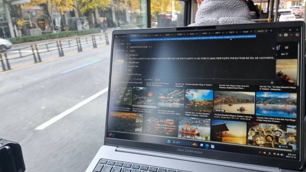 ASUS 엑스퍼트북 P3를 햇빛이 비치는 날 시내버스 좌석에서 사용 중이다. 정옥재 기자