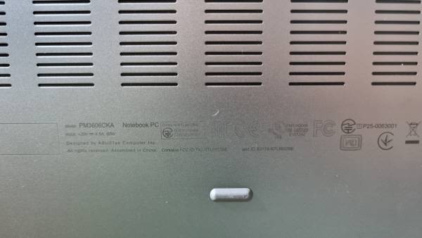 ASUS 엑스퍼트북 P3의 본체 아래부분. 정옥재 기자