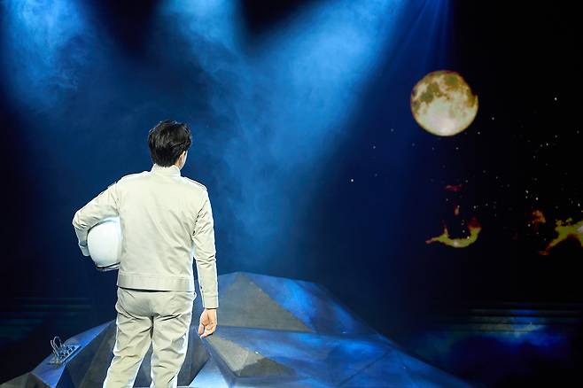 Actor Ko Sang-ho performs as astronaut Michael Collins in the new Korean musical ″Behind the Moon″ at the Chungmu Arts Center in Jung District, central Seoul, on Nov. 18. [COMPANY YEONJAK]