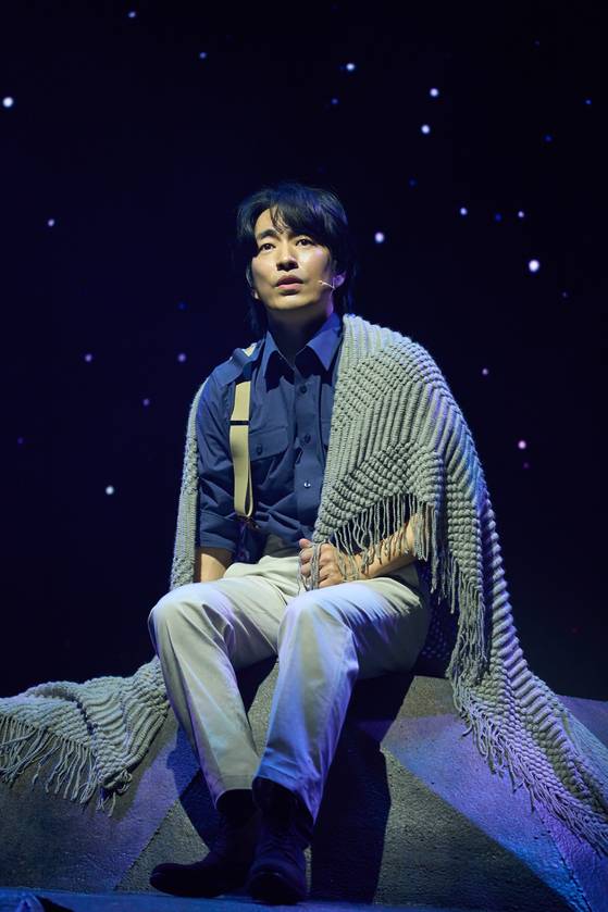 Actor Jung Moon-seong performs as astronaut Michael Collins in the new Korean musical ″Behind the Moon″ at the Chungmu Arts Center in Jung District, central Seoul, on Nov. 18. [COMPANY YEONJAK]